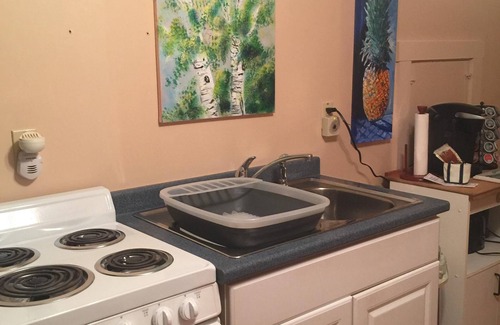 Boothbay Apartment | Queen non smoking efficiency, free parking in beautiful Boothbay,Maine.