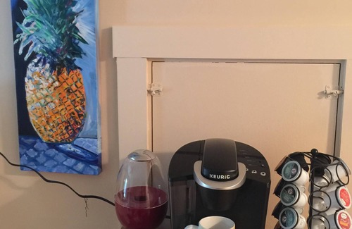 Boothbay Apartment | Queen non smoking efficiency, free parking in beautiful Boothbay,Maine.