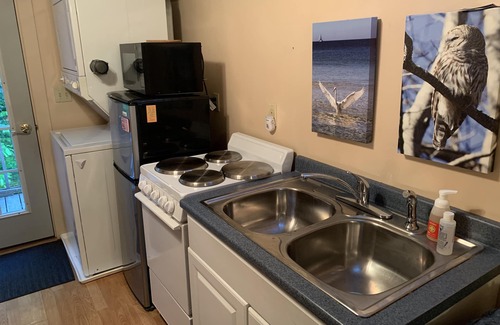 Boothbay Apartment | Queen non smoking efficiency, free parking in beautiful Boothbay,Maine.