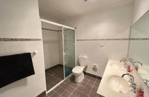 Rydalmere House | Queen Room in Rydalmere - R4