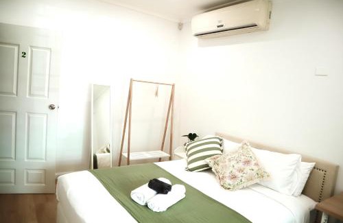 Auburn House | Queen room with shared bathroom