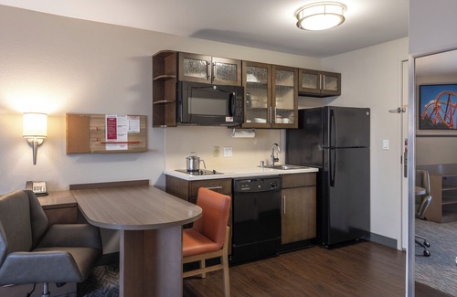 Anaheim Resort Hotel | Queen Studio Escape! 2 Unit Pet Friendly Stay w/Outdoor Pool, Steps to Disney!