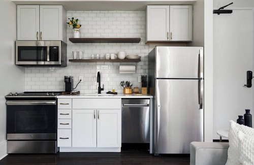 East Market District Apartment | Queen Studio - Hancock House Louisville