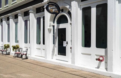 East Market District Apartment | Queen Studio - Hancock House Louisville