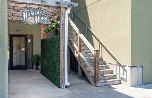 East Market District Apartment | Queen Studio - Hancock House Louisville