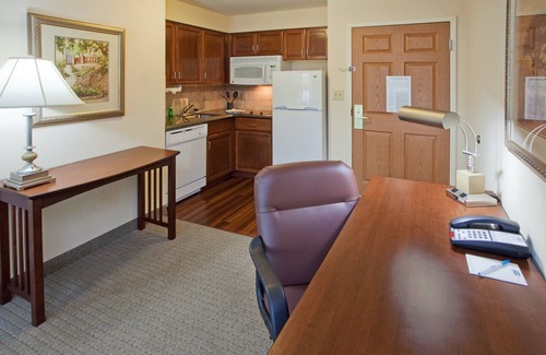 Aquia Harbour Condo | Queen Suite in Stafford! Shared Indoor Pool + 24h Business Center