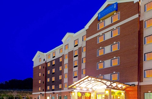 Aquia Harbour Condo | Queen Suite in Stafford! Shared Indoor Pool + 24h Business Center