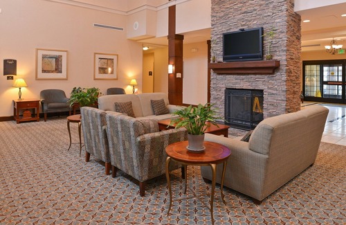 Aquia Harbour Condo | Queen Suite in Stafford! Shared Indoor Pool + 24h Business Center