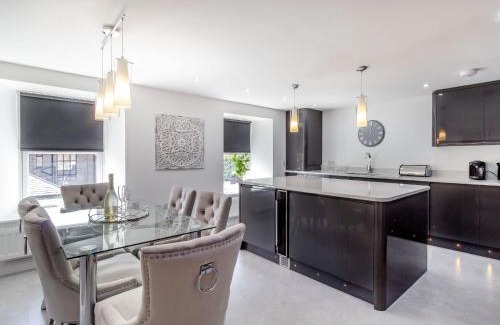 Eastgate Apartment | Queen Victoria Suite