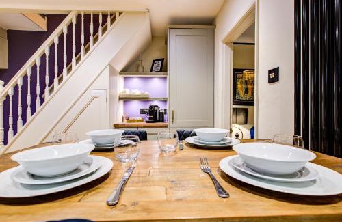 Wivenhoe House | Queens Cottage, Wivenhoe Stylish, Plush, Cosy, Convenient & Quirky, 2x Double Bed Period Cottage PLUS Patio - 9 min walk train, 4 min walk High Street Pubs, Restaurants, Shops