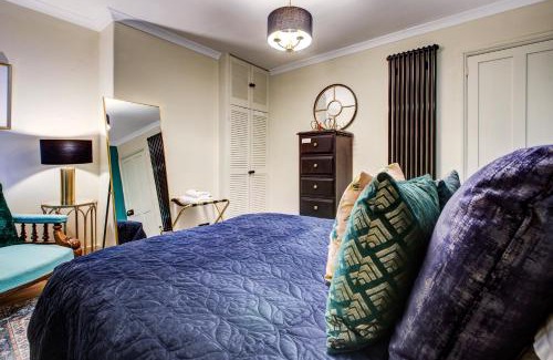 Wivenhoe House | Queens Cottage, Wivenhoe Stylish, Plush, Cosy, Convenient & Quirky, 2x Double Bed Period Cottage PLUS Patio - 9 min walk train, 4 min walk High Street Pubs, Restaurants, Shops