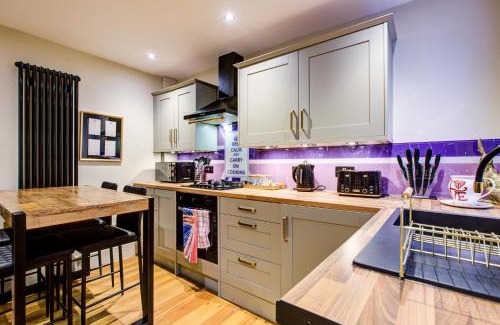 Wivenhoe House | Queens Cottage, Wivenhoe Stylish, Plush, Cosy, Convenient & Quirky, 2x Double Bed Period Cottage PLUS Patio - 9 min walk train, 4 min walk High Street Pubs, Restaurants, Shops