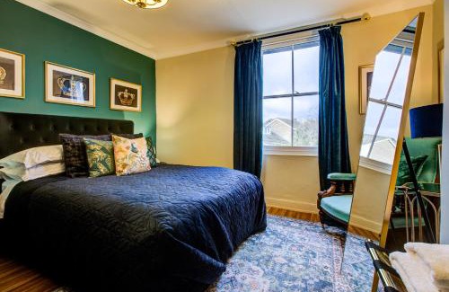 Wivenhoe House | Queens Cottage, Wivenhoe Stylish, Plush, Cosy, Convenient & Quirky, 2x Double Bed Period Cottage PLUS Patio - 9 min walk train, 4 min walk High Street Pubs, Restaurants, Shops