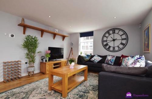 Salisbury Apartment | Queens House 2 bed City Centre Apartment - STAYSEEKERS