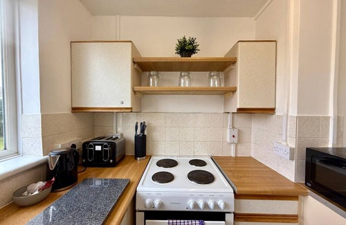 Swindon House | Queens House Long Stay Free Parking Sleeps 7