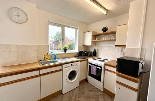 Swindon House | Queens House Long Stay Free Parking Sleeps 7