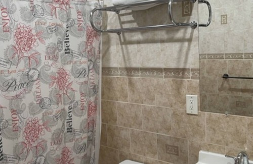 Queens House | Queens Modern 3 Bedroom Apartment. 5 mins from JFK