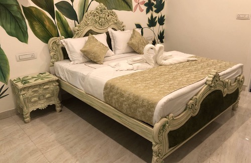 Udaipur District Resort | Queen’s Town is a Beautiful Ambient 6 Bedrooms Villa adjoin to Fatehsagar Lake