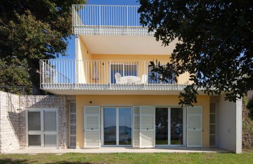 Pugliola House | "Quercia House", inside a Private Park, shared Pool, Tennis, AC, Parking next home and a Garage in Lerici!