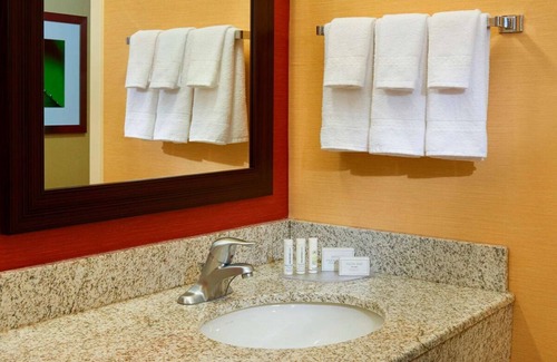 West Dundee House | Quick Escape! 4 Relaxing Units, FREE Parking, Raceway Woods Forest Preserve!