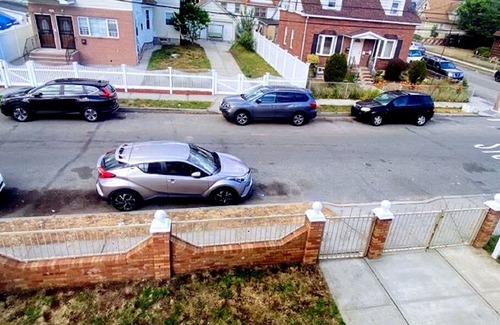 Rochdale Apartment | Quick rides to JFK, train station, malls & casino.