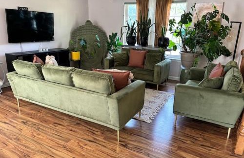 Oxon Hill-Glassmanor House | Quick Trip to DC and VA