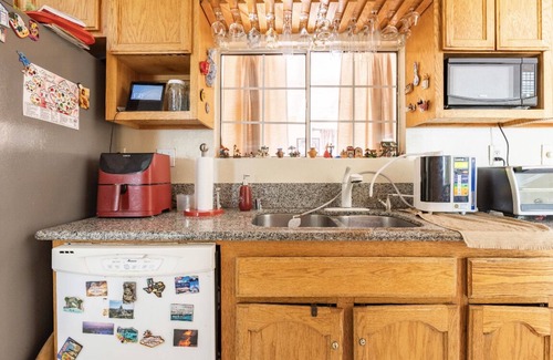 Simi Valley House | Quiet 1-Bedroom/Shared Bathroom Residential Home