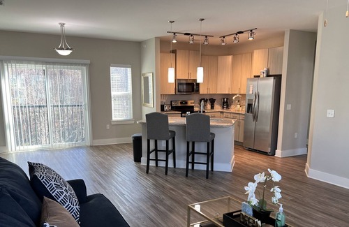 North Charleston Apartment | Quiet 1BD Carriage House w/KING BED & Pvt Garage