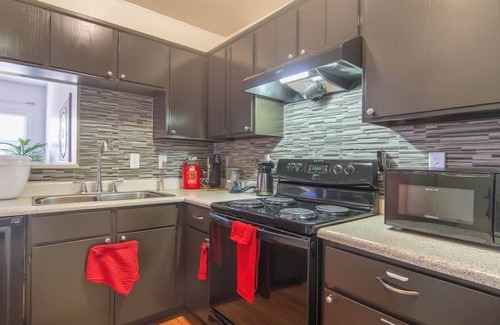 Irving Apartment | Quiet 1BR King Suite | Pool, Gym, Parking 01