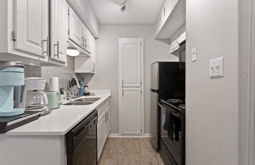 Brentwood Apartment | Quiet 1BR suite w/fast WiFi + king bed + pool