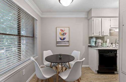Brentwood Apartment | Quiet 1BR suite w/fast WiFi + king bed + pool