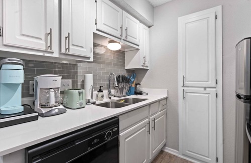 Brentwood Apartment | Quiet 1BR suite w/fast WiFi + king bed + pool