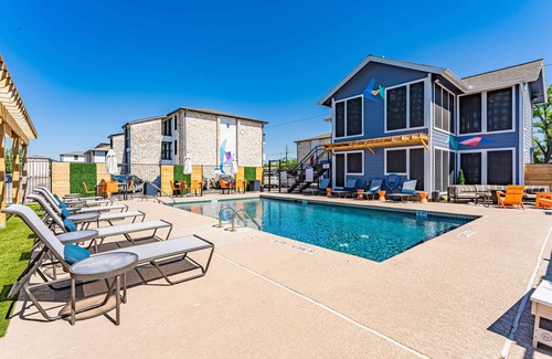 Brentwood Apartment | Quiet 1BR suite w/fast WiFi + king bed + pool