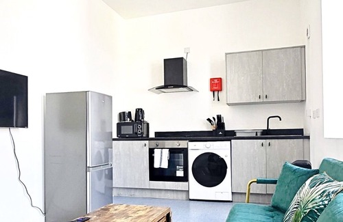Bury Apartment | Quiet 1BR | Turf Apartment | 5 Mins to Bury