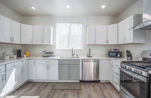 Paradise Park Apartment | Quiet 2 Bedroom Apartment near Berkeley/Emeryville Boarders