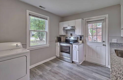 Rosewood House | Quiet 2 Bedroom Near Downtown
