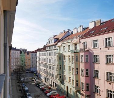 Golcuv Jenikov Apartment | Quiet and spacious flat near city centre in Prague 3
