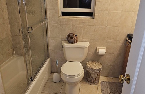 Dunwoodie House | Quiet apartment with balcony parking walking distance to church and cross county