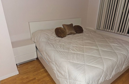 Dunwoodie House | Quiet apartment with balcony parking walking distance to church and cross county