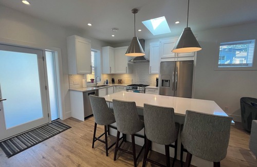 Saanich East Cottage | Quiet area- steps to UVIC, Cadboro Bay Village & Beaches, close to downtown.