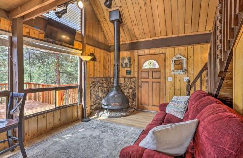 Big Bear City House | Quiet Big Bear City Cabin with Loft 5 Mi to Village
