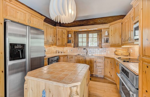 Saint-Andre-d'Argenteuil Ski Chalet | Quiet Escape in a Log cabin Overlooking the Bay. Hottub, Nature and Tranquility.