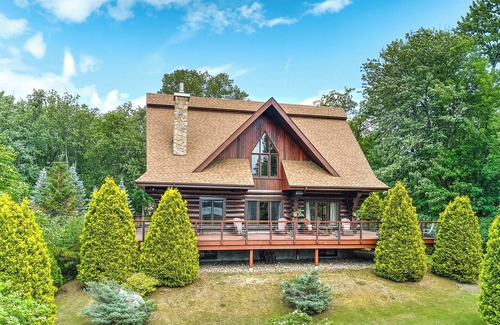 Saint-Andre-d'Argenteuil Ski Chalet | Quiet Escape in a Log cabin Overlooking the Bay. Hottub, Nature and Tranquility.