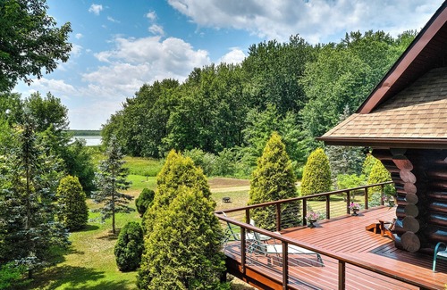 Saint-Andre-d'Argenteuil Ski Chalet | Quiet Escape in a Log cabin Overlooking the Bay. Hottub, Nature and Tranquility.