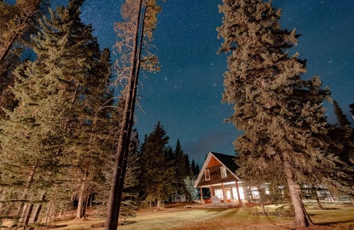 Nordegg Cabin | Quiet Cabin in the Mountains with a hot tub, CookHouse & all you need in nature!