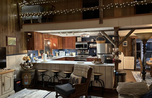 Frank Cabin | Quiet Cabin On Top Of Mountain! Off the grid between Newland & Spruce Pine-Hwy19