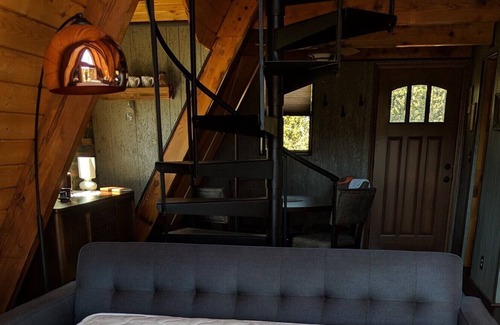 Strawberry Cabin | Quiet Cabin Retreat with Stunning Views