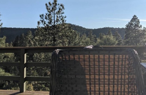 Strawberry Cabin | Quiet Cabin Retreat with Stunning Views