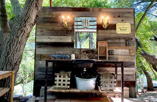 Fernwood House | Quiet & Charming Creekside Trailers