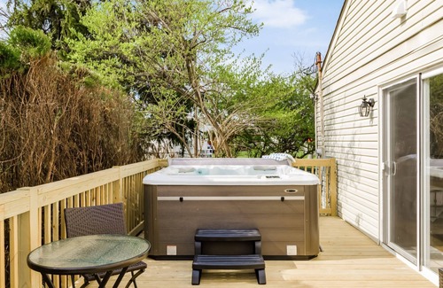 Columbus House | Quiet Comfy 3Bd/2B Home w/Hot Tub, Deck & Fire Pit